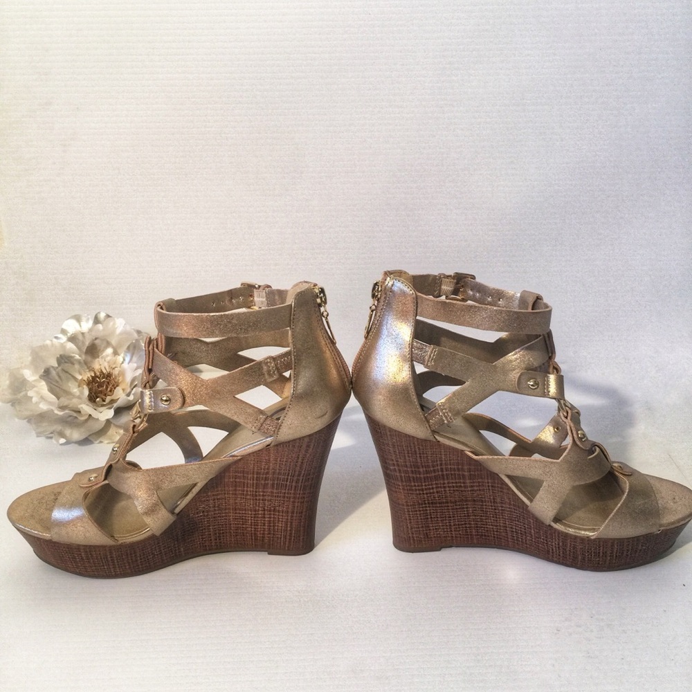 G GUESS Women’s 9M Wedge Heel 4 in